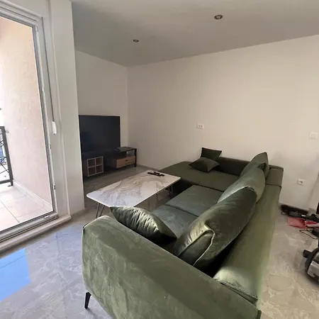 Giovani Apartman *
